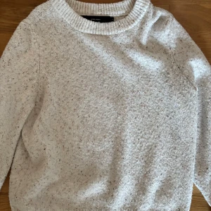 Beige stickad tröja från Vero Moda - Mysig stickad tröja från Vero Moda. Använd fåtal gånger och säljer då den inte kommer till användning.