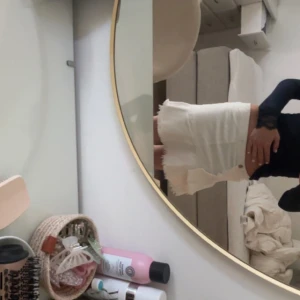 Vit lowrise jeanskjol - Supersöt vit kort jeanskjol från Deep Blue Summer med råa, fransiga kanter och volang nertill. Kjolen har en figurnära passform och är perfekt för dig som gillar en trendig och avslappnad stil. Snygg att matcha med crop top eller stickad tröja.