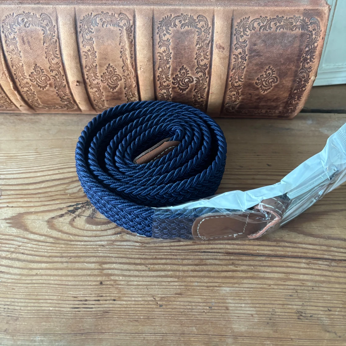 Mörkblå flätat bälte med skinn-detaljer - 1