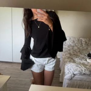 Blus med volangärmar - Svart blus med volangärmar från bikbok🤍