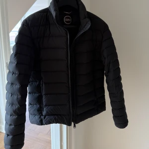 Svart pufferjacka från Colmar - Säljer en svart pufferjacka från Colmar. Säljer denna då den inte passar mig längre. Köpt helt ny innan denna vintern. Ny pris 3500 