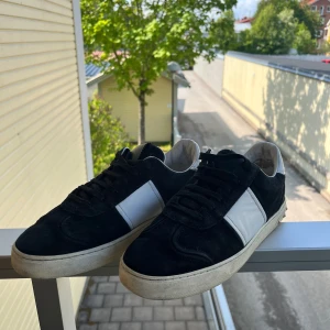 Valentino Flycrew Svart mocka - Säljer ett par svarta Valentino Flycrew då de nästan aldrig används. Passar strl 40. 2 nitar borta på ena skon och alla kvar på andra. Generellt är skon i fint skick utan några större skavanker. Hör av dig vid funderingar