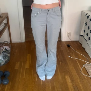Ljusgrå bootcut byxor - Grå jeans från acne💕 Midjemått är 39 och innebenslängd är 79💕 