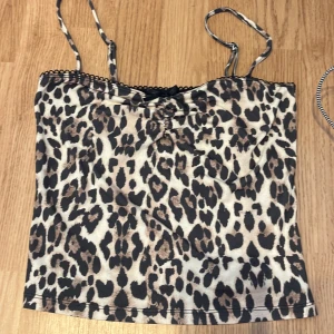 Leopardlinne - Säljer detta fina leopardlinne i storlek S. Jättebra skick. 