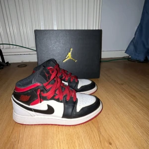 Jordan mid - Säljer mina gamla skor pågrund av att dom är för små. Har haft dom i ett år så ganska nya. Inte använt dom så mycket. Pris kan diskuteras☝🏻
