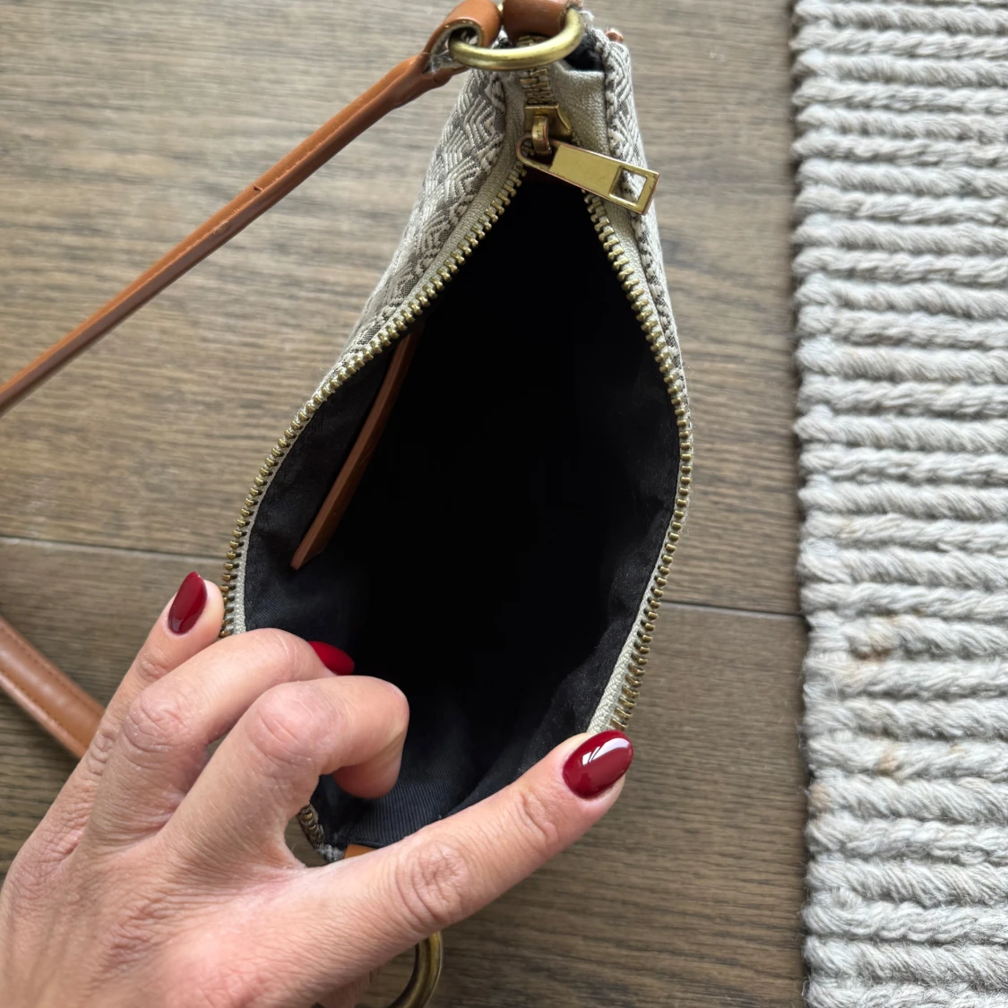 Mönstrad axelväska med bruna detaljer - 3