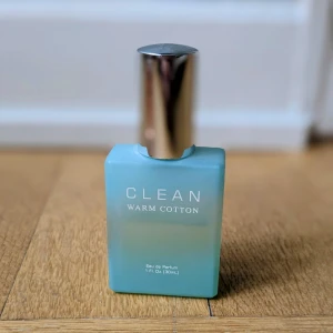 CLEAN Warm Cotton Eau de Parfum - Clean Warm Cotton EdP 30 ml fångar essensen av soliga dagar på våren och sommaren. En sval och fräsch doft med friska och blommiga toner med inslag av trä. Obs: ej full flaska, se bilder för återstående mängd!  Toppnoter – Citrusfrukter och citronverbena Mellannoter – Frukter, apelsinblom och havsnoter Basnoter – Ambra, mysk och orm