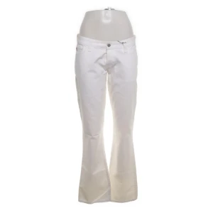 Vita lågmidjade bootcut jeansbyxor från Diesel - Snygga vita lågmidjade jeans från diesel 