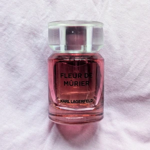 Fleur de Mûrier Eau de Parfum - Fleur de Mûrier EdP är en fruktig och blommig doft från Karl Lagerfeld. Björnbärsblommor och röda vinbär ger en blandning av saftiga och friska noter. Det blommiga hjärtat med freesia och viol framhäver femininitet. En lugnande not av sensuell amber flätas samman med basnoter av sandelträ och mysk.Flaskan är cylinderformad i glas med en rosa-röd tonad vätska och ett transparent lock. Obs: ej full flaska, se bilder för återstående mängd!