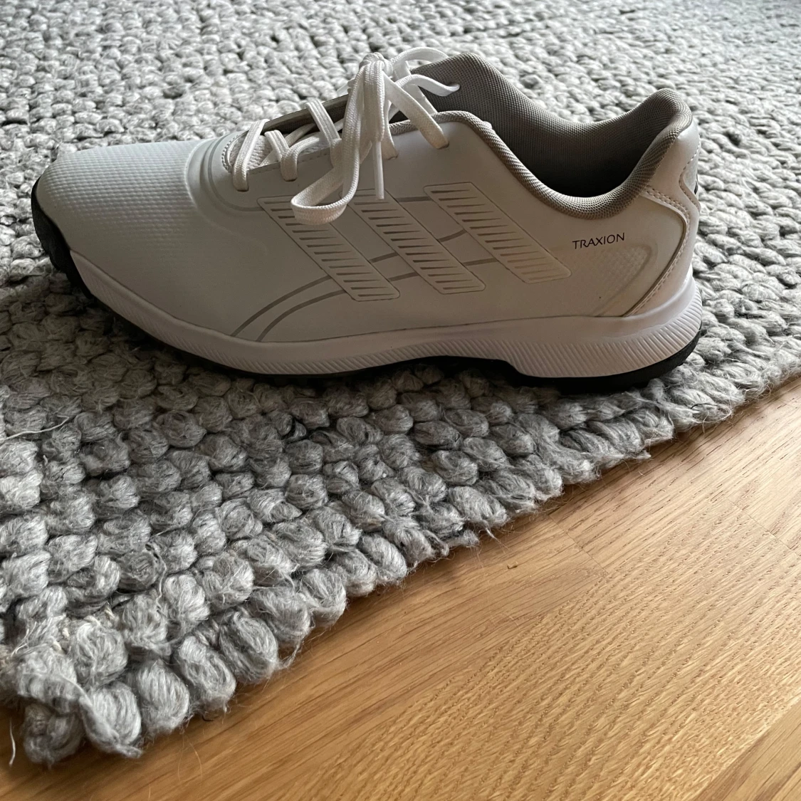 Vita träningsskor från Adidas Traxion - 1