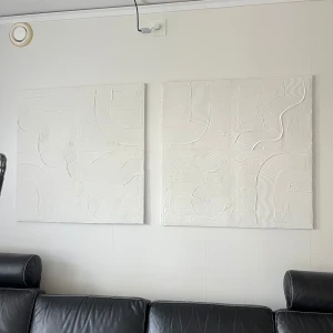 2 stora spackeltavlor  - Det här är två stora, vita tavlor med abstrakt, upphöjd struktur och mönster.                    ”spackel tavlor” Säljs tillsammans  Orginalmålning av: Greta jägare, signerad på baksidan Material: spackel på canvasduk Mått: båda tavlorna är 80x80cm
