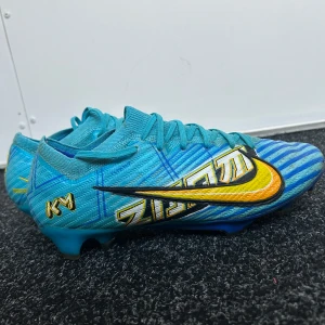 Nike fotbollsskor  - Säljer mina Nike Vapor 15 Mbappe edition eftersom jag inte använder dom längre . Skorna är använda ett par gånger och har inga skador förutom att sulan i den vänstra skon har skrynklat ihop sig .