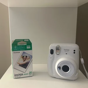 Instax mini 11 (polaroidkamera) - Instax mini 11 polaroid kamera + 20 instant films. Kameran är i väldigt gott skick då den knappt är använd. Säljer på grund av att jag inte har användning för den längre.   I priset ingår både kameran och 20 instant films 