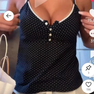 Svart prickig linnetopp med knappar - Aldrig använt