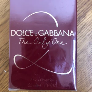 Dolce & Gabbana The Only One 2 Eau de Parfum 50 ml - Lyxig parfym från Dolce & Gabbana, The Only One, i en elegant mörkröd kartong med gulddetaljer. Flaskan innehåller 50 ml Eau de Parfum och har en sofistikerad och feminin doftprofil.