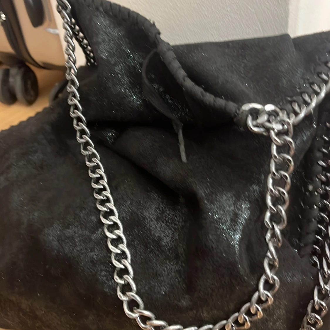 Svart axelväska med kedjedetaljer - 3
