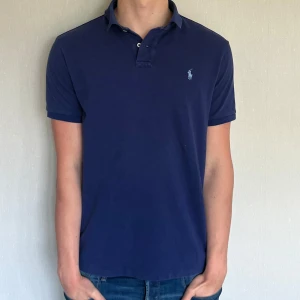 Ralph lauren piké - Fet ralph lauren piké i storlek L custom slim fit så passar M, modellen är 184 cm lång och väger ca 78 kilo