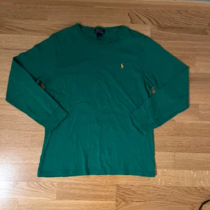 Ralph Lauren tröja - Säljer nu denna feta Ralph Lauren tröja i storlek L för barn🙌 passar runt 170cm. Tröjan är näst intill nyskick och har inga större täcken på användning🫡 Vid minsta funderingar är det bara att kontakta🙏🙏