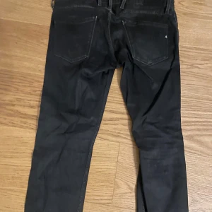 Replay jeans - Svarta replay jeans i 30/34 två hål i byxorna men fortfarande okej skick. Vid behov går det lätt att fixa.