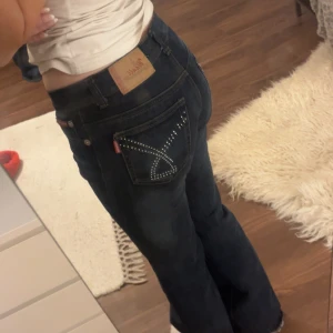 Mörkblå jeans med glitter  - Mörk blåa jeans som knappt är använda med super fina glitter detaljer 