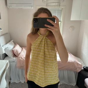 Halterneck topp - Gul och beige mönstrad topp med halterneck. Man knäpper den med två knappar i nacken. Från zara och står storlek XS på lappen men skulle snarare säga att den är som en S/M.   Skriv om du har några frågor🩷
