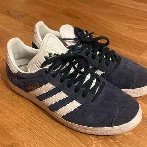 Sneakers  - Snygga sneakers ifrån adidas i en mörkblå färg. Säljs pågrund av att den inte kommer till användning, använd fåtal gånger. De är väldigt sköna och fina. Skriv ifall frågor❤️