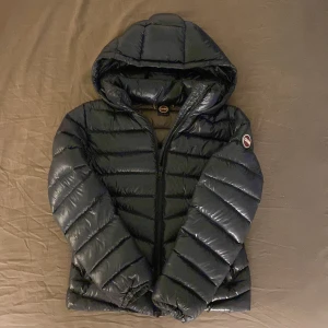 Colmar jacka - Snygg mörkblå pufferjacka från Colmar med glansig finish och huva. Storleken är 154, passar som xxs, passar mig som är 158. Det finns små hål som inte syns så mycket och är lagade, därför blir priset lägre💕 bara fråga om du har frågor eller om du vill ha fler bilder🤗💕