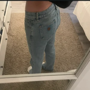 Ljusblå bootcut jeans från abrand jeans  - Snygga ljusblå jeans från abrand jeans med bootcut-ben. Jeansen har normal passform och är tillverkade i mjukt denimtyg av bomull. Bara använd några fåtal gånger så dem är som nya! Är 164 och de passar mig perfekt i längden💕