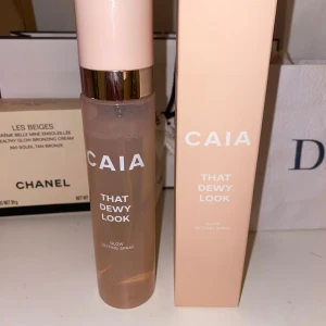 Caia settingspray - Säljer caia setting spray ”that dewy look” då eftersom jag inte gillar glowigt smink längre, men passar dig som gillar lite glowy och shiny ✨ som ni ser har jag sprayat typ 5 gånger totalt, flera frågor kan ni alltid dm❤️