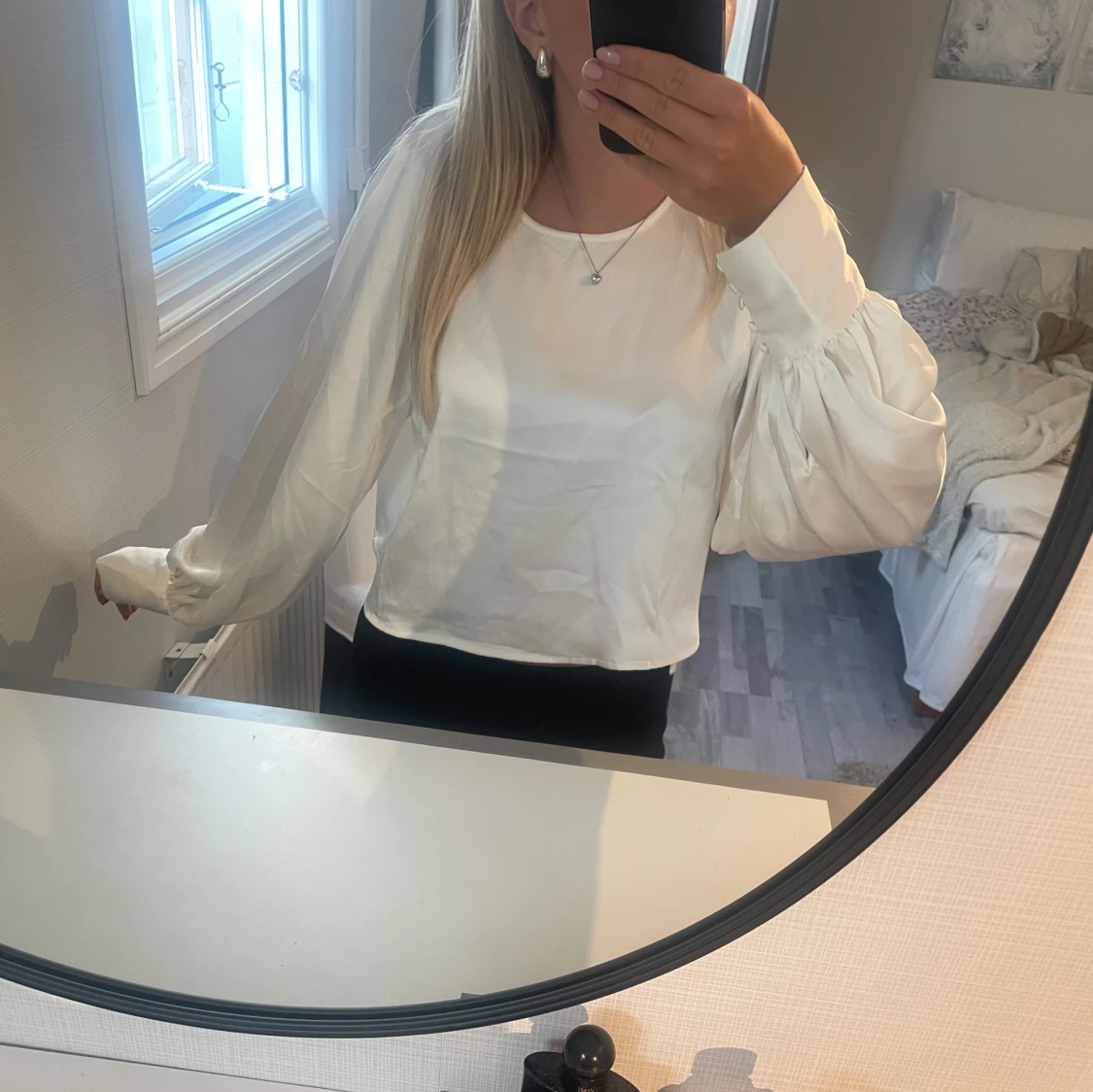 Vit satintopp med puffärm från hm