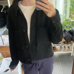 Svart kappa - Säljer en svart kappa från hm💗