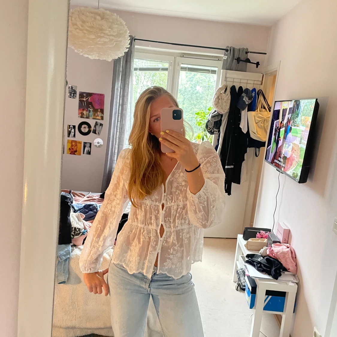 Vit blommig blus med knappar