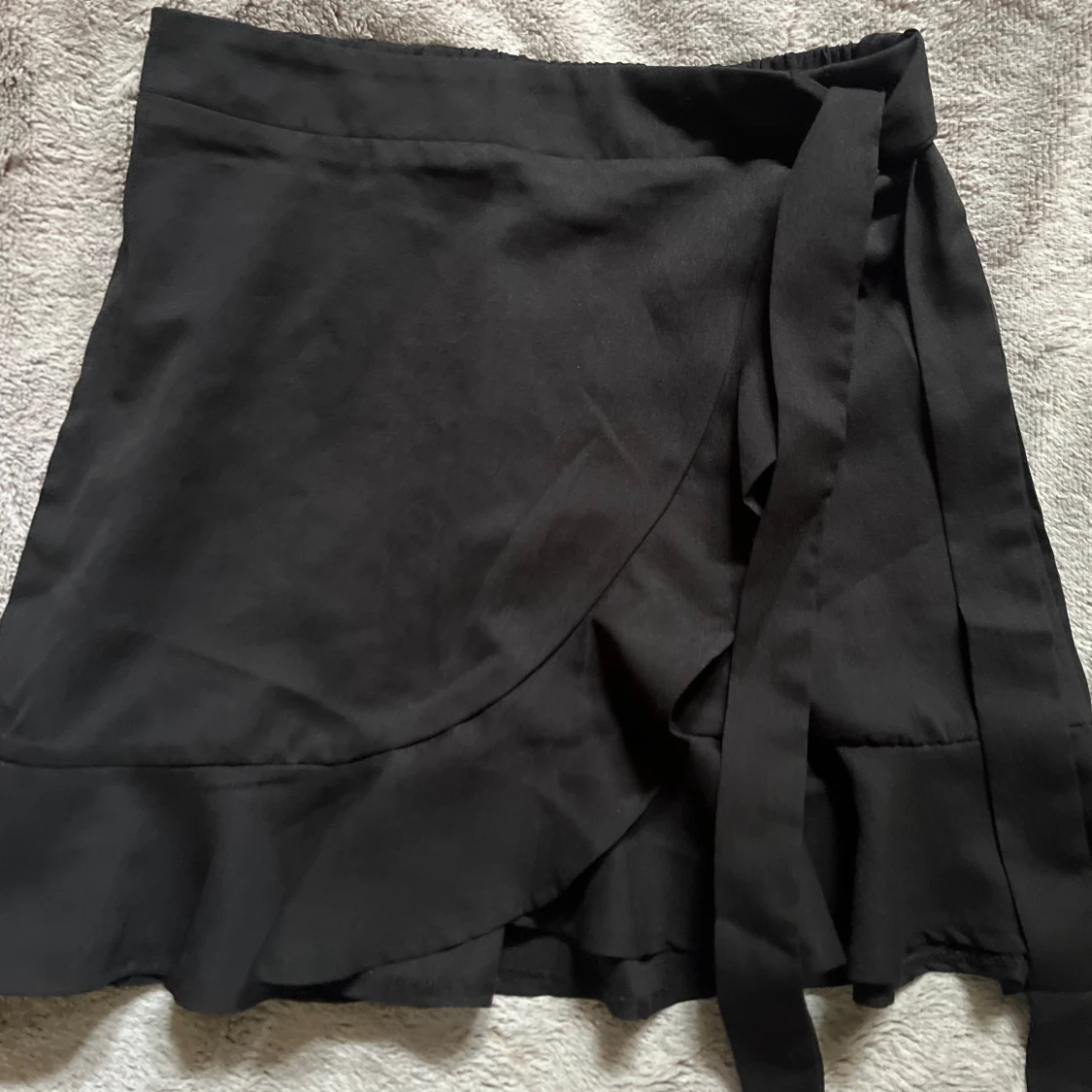 Svart omlottkjol med volang från SHEIN