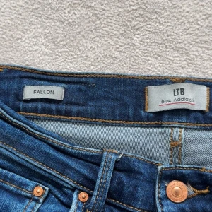 LTB bootcut jeans i blå denim - Snygga blå bootcut jeans från LTB, modell Fallon. Ser ljusare ut i kameran!