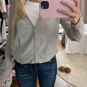 From future zip - Zip hoodie från From future, grå i storlek xs. Det gick hål på ena armbågen, lämnade in på kemtvätt där de sydde på. 🩷lägg gärna ett bud!