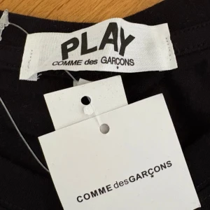Cdg t shirt  - Säljer denna cdg t shirt. Helt ny. Sitter litet i storleken så mer som en M men är en L egentligen. Skriv vid fler frågor och funderingar!