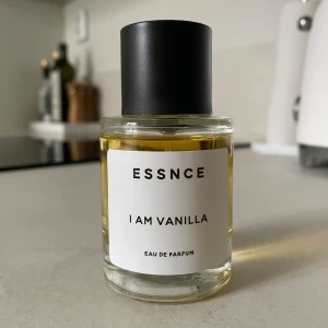 Essnce parfym - I am vanilla - Säljer min Essnce-parfym i doften ”I am vanilla” då jag inte använt den så mycket som jag tänkt. Det är en varm jordgubbsdoftande och vaniljig gourmanddoft. Skulle tippa på att cirka 95 % av innehållet finns kvar (se bild). 