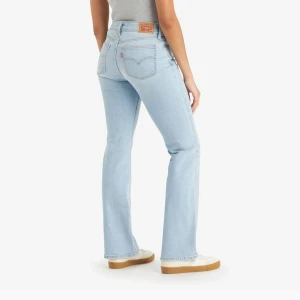 Levi's Superlow Boot ljusblå jeans - Har använt dem ett fåtal gånger så de är i mycket bra skick. Storlek på sista sidan. Orginal pris: 879 kr. Säljer för att dem inte passar längre:( skriv gärna privat om någon är intresserad:)