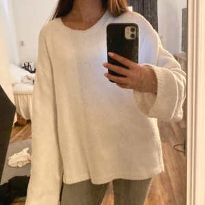 vit oversized stickad tröja BikBok - jag säljer denna fina stickade tröja från bikbok. den är i stl xs och är oversized men skulle passa s och m. kom privat för frågor, priset kan alltid diskuteras!💓💓