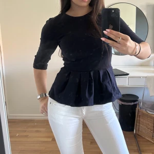 Mörkblå tröja - Trekvarts tröja med lite volanger