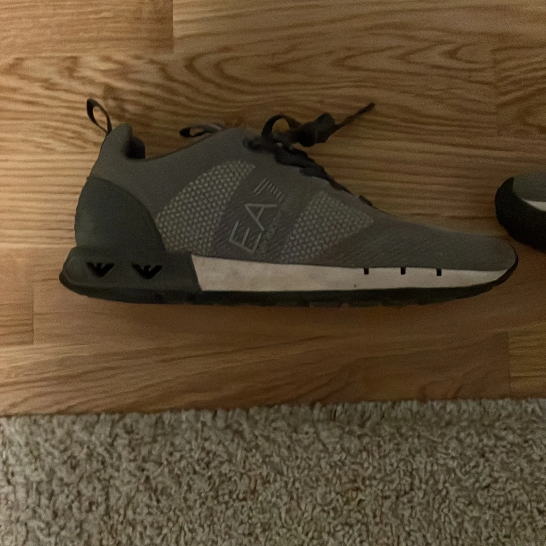 Grå sneakers från EA7 Emporio Armani - 1