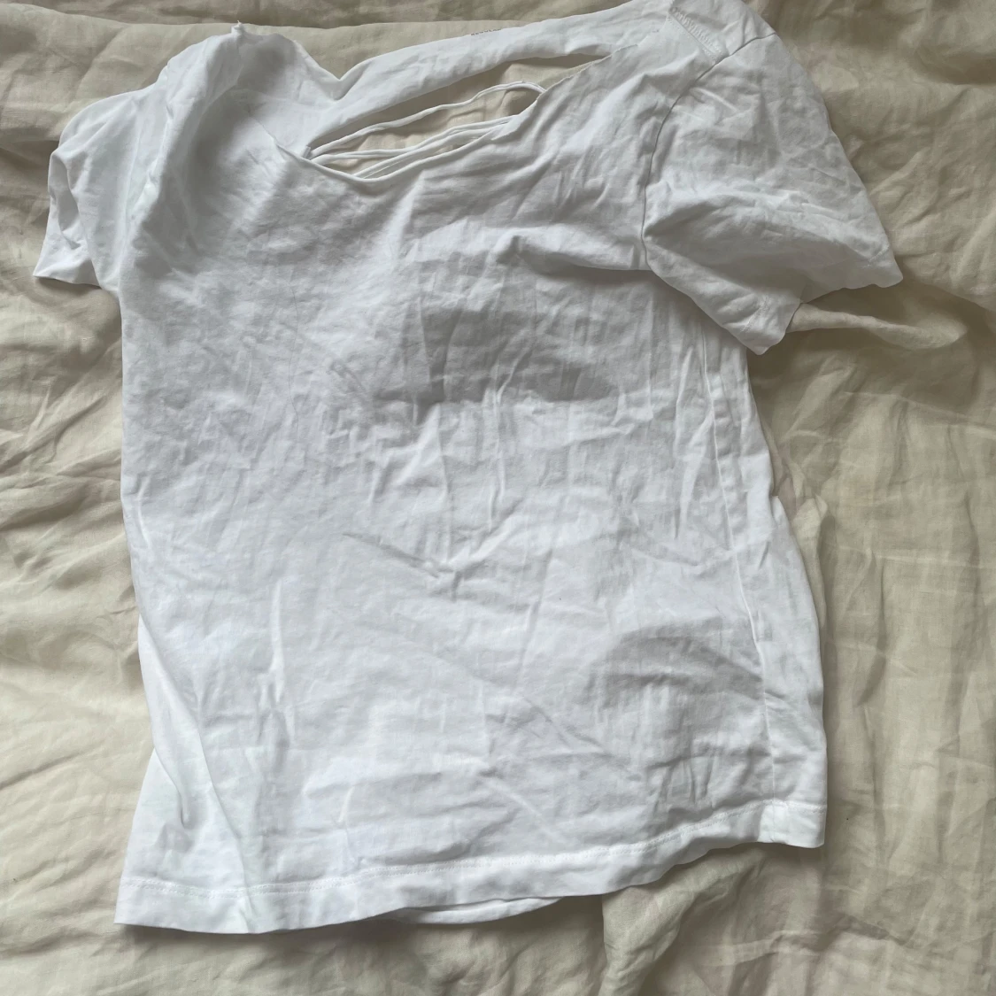 Vit t-shirt med slitsad design - 1