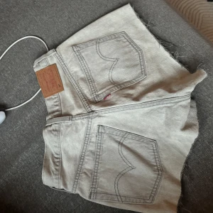 Grå jeansshorts från Levi's  - Snygga grå jeansshorts från Levi's 