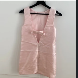 Hm slutsåld klänning rosa rosett - Super fin trendig klänning från hm, helt slutsåld. Lappen är kvar och helt oanvänd. För liten på mig tyvärr. Väldigt fin ljus rosa färg, perfekt till fest! 💞