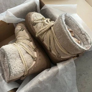 BEIGE CURLY ROCK - INUIKII höst/vinter skor  - Kvitto finns! Säljer billigt ! Varma och gosiga  Storlek 39, passar 38  Skorna är välanvända, tyvärr liten svart fläck, går bort om man har rätt medel till  Ursprungspris cirka 3 999kr beroende på vart man har köpt dem. Köpte mina för 3399kr  Runda flätade snören Sulhöjd: 2.5 cm Vattenavvisande Färg: Beige