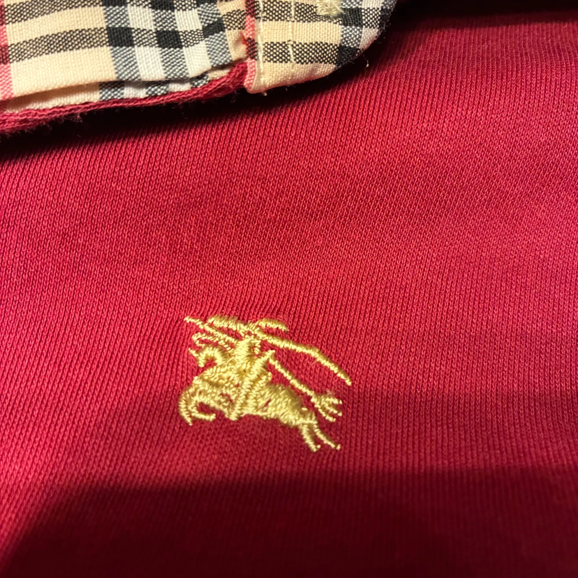 Röd Burberry t-shirt med rutigt krage - 1