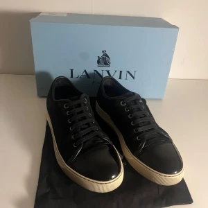 Lanvin skor - Lanvin Cap Toe sneaker | Väldigt snygga | Mycket kvar att ge | Allt ingår!! | Pris går att diskutera vid snabb affär | Fraktas samma dag 🚚📦| Kontakta privat vid fler frågor eller funderingar ✔️
