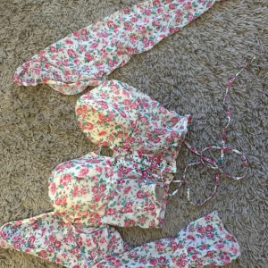 Blommig topp med snörning från  Intimissimi - Supersöt topp/korsett med blommigt mönster i rosa, grönt och vitt.  Storlek s 