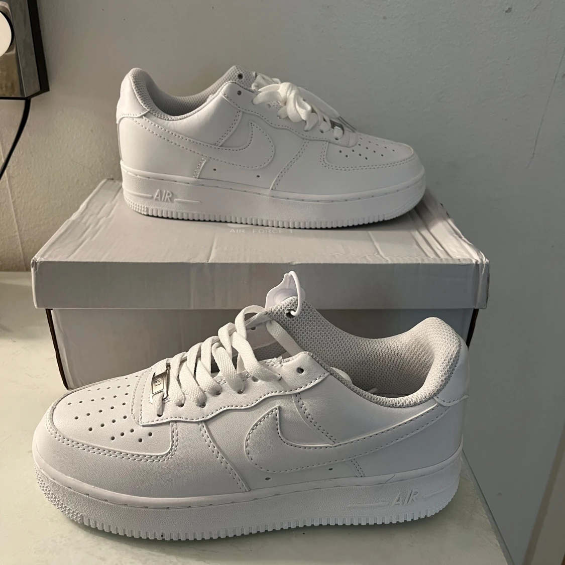 Nike Air Force 1 helvita sneakers