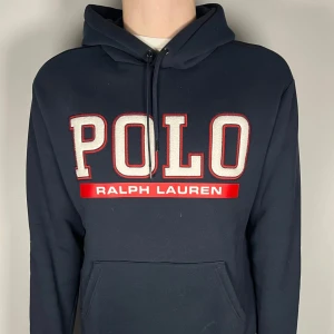 Ralph lauren hoodie - En riktig snygg och trendig Ralph lauren hoodie i fint skick, storlek M, vid frågor är de bara att skriva 